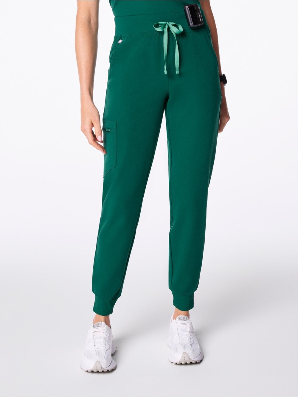 Figs | Zamora Jogger Scrub Pants in Hunter Green
